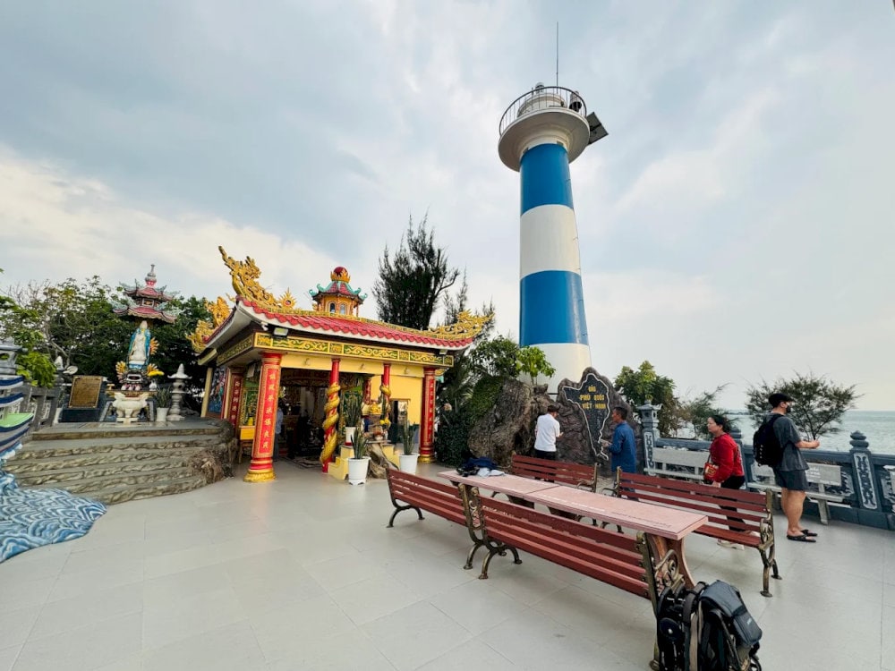 Perched beside Dinh Cau Temple, Dinh Cau Lighthouse offers sweeping views of Duong Dong’s coast and fishing port